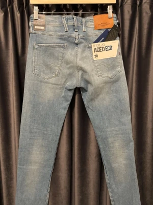 Replay anbass - HELT NYA - Replay anbass aged 20 - SKICK 10/10, HELT NYA! - storlek 29/34 - sjuuukt feta jeans, med mycket eftertraktade slitningar och wash - jeansen levererars med alla lappar på! - hör av er vid frågor🙌