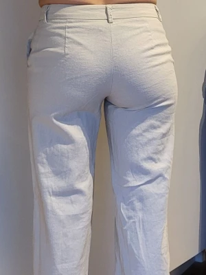 Beige linnebyxor BikBok strl 34 - Superfin modell. Låg midja. Tyvärr blev de för korta i benen efter tvätt. Hann använda dem endast två gånger tyvärr. De, är som nya. Innerbenslängden från gren ner är 75-76 cm. Passar dig som är under 165 cm. Nypris 599kr.