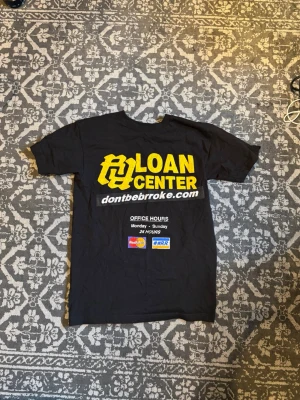 Really Rich DONTBEBROKE T-Shirt - ALDRIG ANVÄND. Kankan merch från Really rich med tryck. Är storlek M men passar mer S. Säljes då den inte passar mig. 