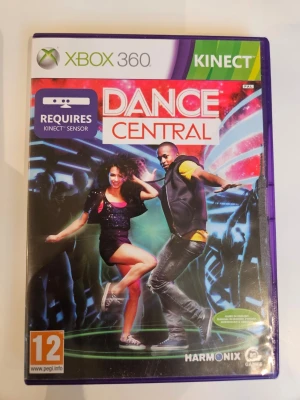 Dance Central till Xbox 360 Kinect - Dance Central är ett dansspel till Xbox 360 som kräver Kinect-sensor. Spelet har ett färgstarkt omslag med två dansande personer och erbjuder musik från olika genrer som pop och hip-hop. Perfekt för dig som gillar att röra på dig och utmana vänner i dans.