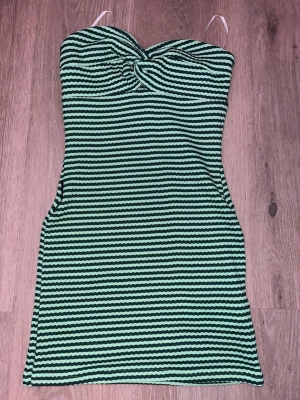 Klänning - kort klänning från missguided storlek Xs, ljusgrön/mörkgrön