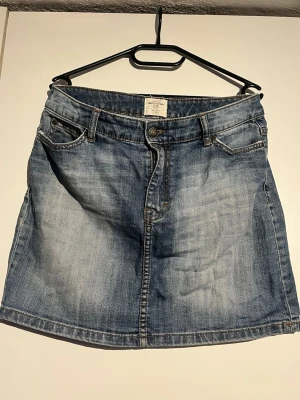 Klassisk jeanskjol i blå denim🖤 - Snygg blå jeanskjol higwasited. Kjolen har en lätt. Perfekt att matcha med sneakers eller boots!🖤
