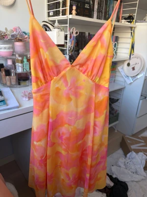 zara sommar klänning - en sommar klänning från zara. orange, rosa och gul. perfekt för midsommar