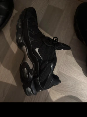 Nike Air Max Plus svarta sneakers - Använt skor men är sköna.