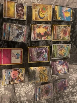 Samling Pokémonkort + Poké Pad Trainer - Säljer en samling Pokémonkort med olika motiv och färger, inklusive flera holografiska och specialkort samt ett Poké Pad Trainer-kort. Perfekt för dig som gillar att samla eller spela Pokémon TCG. Kort i olika färger och med varierande illustrationer. Priset kan diskuteras vid snabb köp. Du får med en Pokémon bok och ett Nintendo spel super mario är spelet fråga om bild i dm 