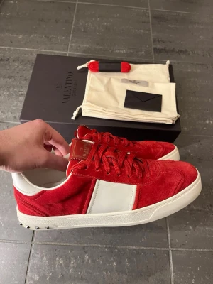 Röda valentino flycrew nya - Iprincip helt nya - endast använda enstaka gånger. Storlek 42,5 passar 43. Självklart äkta! Medföljer allt OG. Snabb affär=bättre pris! 