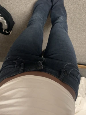 Bootcut mörkblå jeans från LTB - Säljer ett par mörkblå bootcut jeans från LTB med klassisk femficksdesign och låg midja. Jag har sprättat dom där ner men det syns knappast när man har dom på. Storlek w27 L30 eller xs