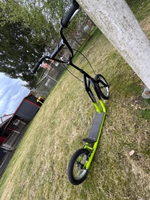 Grön sparkcykel med stora hjul - Säljer en sparkcykel i mycket fint skick.  Den fungerar perfekt och båda bromsarna tar felfritt. Den är knappt använd och har mest blivit stående, därför väljer jag att sälja den. Kan självklart tvättas och göras ren innan köp.  Stabil modell med stora hjul som rullar lätt och gör den bekväm att köra.  Säljes då jag istället kör cross och inte har användning för den längre.  Pris: 800kr  Hör av dig vid intresse!