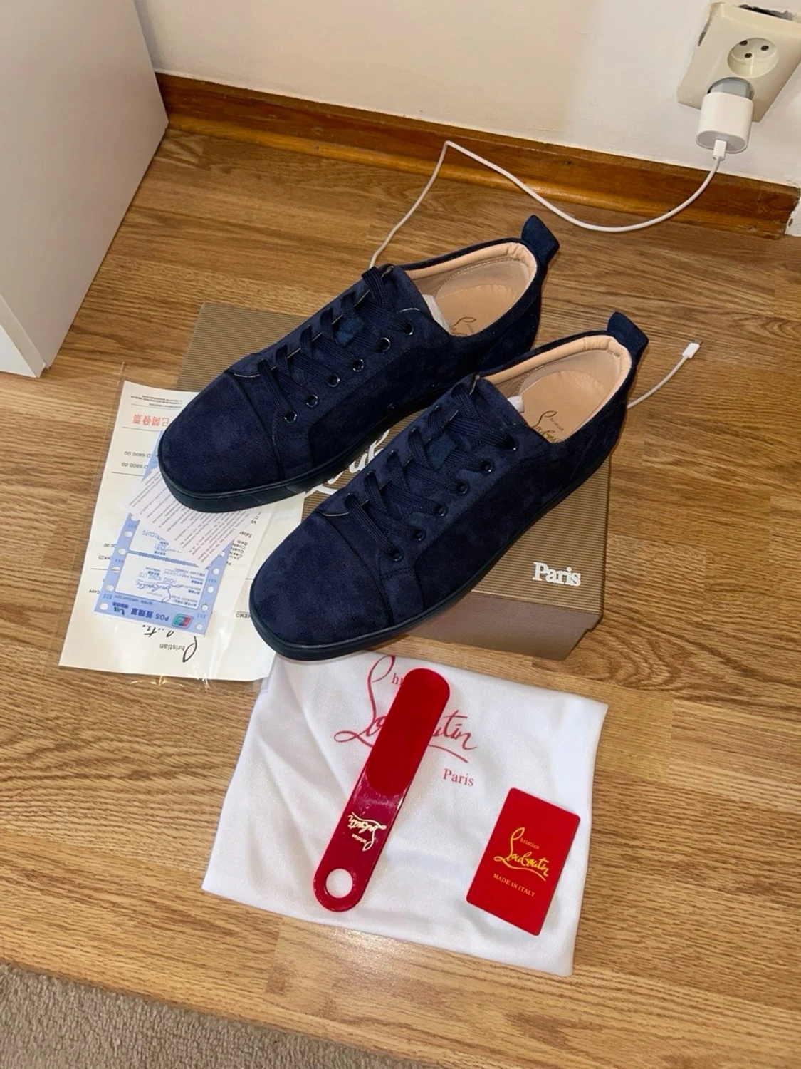Mörkblåa Louboutin sneakers i mocka - 1