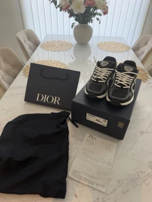 Zara sneakers - Säljer ett par zara sneakers i storlek 41 i mycket fint skick. Endast använda en gång. Originalbox, dustbag och kvitto ingår. Hör av dig vid intresse eller för fler bilder.