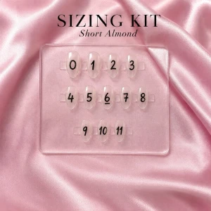 Sizing Kit Short Almond Press-on - Sizing kit för press-on naglar i formen short almond. Perfekt för att hitta rätt storlek innan du beställer ett set. Passar dig som vill ha en naturlig och elegant look med mandelformade naglar.