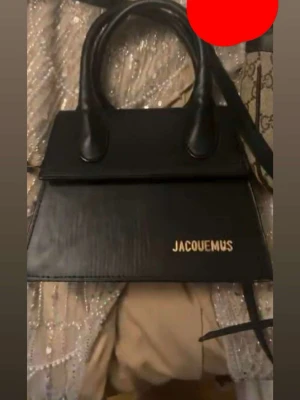 Svart Jacquemus handväska - Hjälper en vän säljer 600kr 