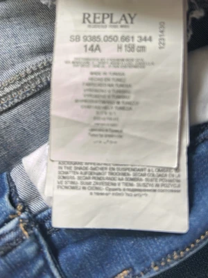 Blå skinny jeans från Replay - Snygga blå skinny jeans från Replay med klassisk femficksdesign och normalhög midja. Jeansen har en fräsch tvättad look och är tillverkade i mjukt denimtyg som sitter skönt. Perfekta för dig som gillar en smal passform och stilren look.