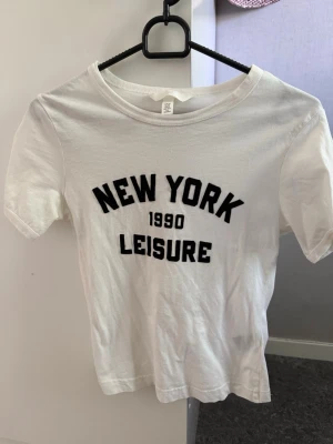 Vit t-shirt med New York-tryck - Använd 1 gång finns inte längre 