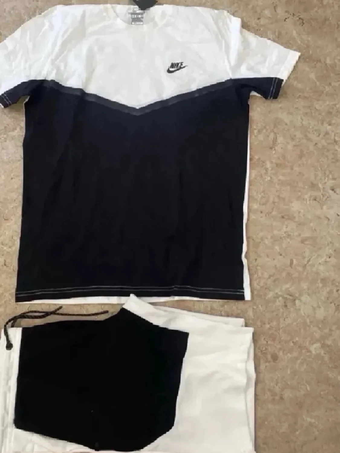 Nike svartvitt set med t-shirt