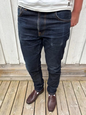 *SELVAGE* NUDIE LEAN DEAN - Ett par sjukt trevliga nudie jeans gjorda i selvedge av högsta kvalitet! Modellen kallas ”Lean Dean” och sitter slim. Storlek 32/32, hör av dig vid frågor! Mått: Midja - 43.5cm, Ytterbenslängd - 108cm, Benslut - 17cm 