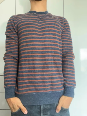 Randig tröja från NN07 - Randig tröja från NN07. Inga defekter. Strl S. Modellen är 178 cm och väger 77 kg, Hör gärna av dig vid frågor!