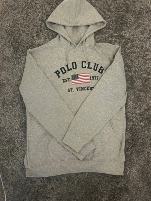 Polo hoodie - Helt oanvänd Polo hoodie i storlek M med prislapp kvar. Priset kan diskuteras 