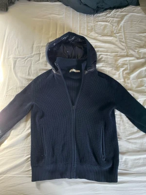 Sayless cardigan - Säljer en sayless cardigan i väldigt bra skick. Säljer den pågrund av att den är för lite. Den är i storlek xs. Nypris 999kr hör av dig vid frågor😄 pris kan diskuteras 