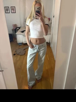 Ljusblåa  jeans - Säljer ett par ljusblåa trf jeans. I storlek 36 skulle säga att de är en stor 36. Jag säljer pga att de är för stora. De har lite defekter nertill. Skickar gärna fler bilder privat. 🥰