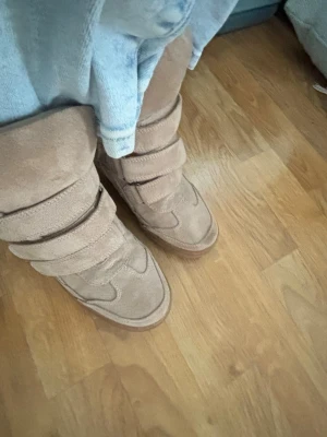 Beiga kilklacksstövletter i mocka - Nelly skor Isabel marant vi kan förhandla pris 
