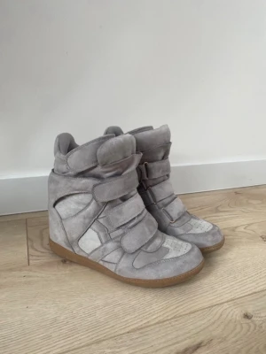 Isabel marant liknande skor  - Jättefina gråa kilklack sneakers som liknar Isabel marant jätte mycket, strl 40 och väldigt bekväma 😊// vet ej märke, står inget 