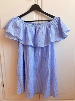 Off-shoulder klänning Zara - Jättesöt blå vit randig off-shoulder klänning från Zara, perfekt till sommaren eller Valborg 💕🌸 Jag är 163 cm lång och klänningen når till typ precis innan mina knän