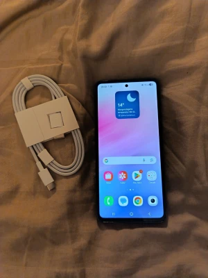 Samsung Galaxy A53 5G 128GB - Svart | Mycket fint skick & Grym skärm - Snygg och pålitlig Samsung Galaxy A53 5G med 128 GB lagringsutrymme i färgen svart (Awesome Black). Skärm: 6,5" FHD+ Super AMOLED med * * 120Hz uppdateringsfrekvens (ger ett otroligt mjukt och snabbt flöde när du scrollar). * Processor: Kraftfull åttakärnig (Octa-core) processor med fullt  * 5G-stöd. * Lagring:* 128 GB inbyggt minne (kan enkelt utökas med upp till 1 TB via MicroSD-kort). * RAM-minne: 6 GB. * Kamera: Fyrbaksida med en **64 MP huvudkamera (med optisk bildstabilisering - OIS)**