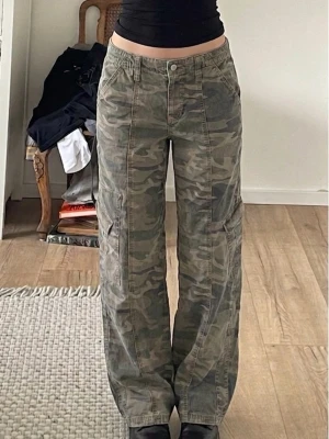 Cargobyxor  - Säljer dessa sjuukt snygga camo cargobyxor med baggy fit! Tyvärr för långa på mig som är 158 så de är knappt använda. Storlek S men elastisk midja gör att de passar större storlekar också. Hör av er vid frågor! <33