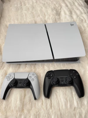 Playstation 5 FC26 Orginal Box  - Orginal kartong finns, två kontroller + FC26, strömsladd och laddningssladd för kontrollerna medföljer. Allt fungerar perfekt 