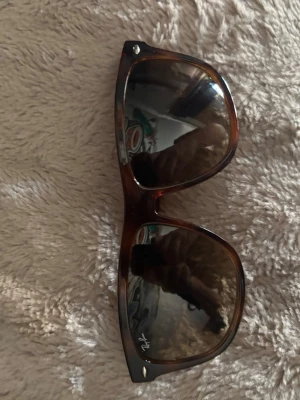  Ray glasögon boyfriend Light Havana - Säljer ett par klassiska Ray boyfriend solglasögon i brunmelerad plast med mörka glas. Snygg retrostil som passar till det mesta och ikonisk Ray-logga. Obs finns inget fodral tyv! Kod:RB 4147 710/51 60□15 145 2N. Inget fodral!
