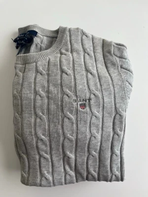 Gant kabelstivkad tröja - Tja, säljer denna riktigt snygag ljusgrå kabelstickad tröja från Gant med rund halsringning och broderad logga på bröstet. Skulle säga att den passar XS men kanske S också. Om du är mellan 160 och 175 kommer denna genast att förgylla din garderob lite. Såklart kan du skriva vid frågor🙌