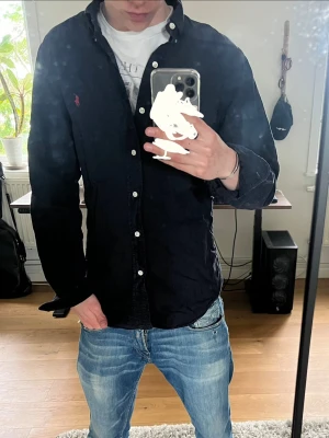 Ralph Lauren skjorta - Säljer en mörkblå Ralph Lauren skjorta | Slim fit | Självklart äkta | Inga defekter❌| Pris - 499 | Pris går att diskutera | Skriv gärna vid frågor | 🙌🙌🙌