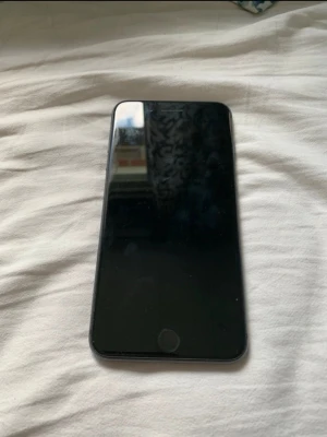 Svart iPhone 8 Plus med glasbaksida - Säljer en svart iPhone 8 Plus med stor skärm och klassisk hemknapp. Telefonen har en snygg glasbaksida och dubbla kameror på baksidan. Inga repor eller något, bra batteri hälsa, säljet på grund av att jag upt till en annan.