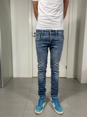 Replay Anbass Jeans  - Säljer nu dessa Replay Anbass Jeans, mått: ca 37 o 105 cm. Skriv för fler bilder/frågor🙌🏼