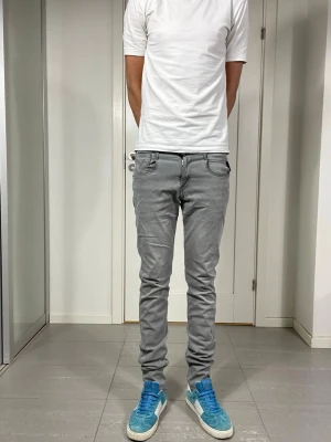 Replay Anbass Jeans  - Säljer nu dessa Replay Anbass Jeans, skriv för fler bilder/frågor🙌🏼
