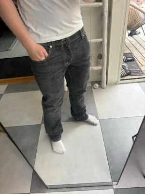 Jacob Cohën Jeans Herr - Säljer nu mina schyssta Jacob Cohën jeans för! ⭐️ Otroligt gott skick, sparsamt använda! | 🔥Storlek 36 i jeansen - sitter mer som 34-35 i midja och L32. | Jeansen har en liten slitning på bakfickan, men otroligt liten!| Modell: 620 comfort| 📐105cm längd | Snabb affär = priset sänks!❗️ | Alltid frakt inom 24h🚚 | Modellen är 177cm och väger ca 82kg✅