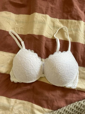 Vit spets-bh från Intimissimi - Säljer en vit bh från Intimissimi. Jättefin och bekväm men endast testad aldrig använd. Inte säker på storlek men ungefär 70D. 