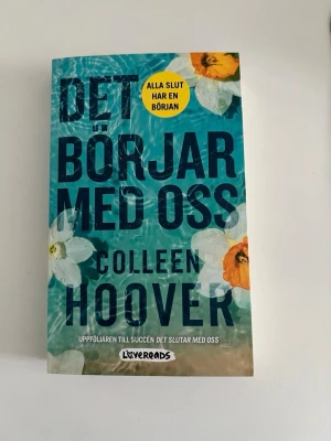 Det börjar med oss av Colleen Hoover - Säljer boken 'Det börjar med oss' av Colleen Hoover, en uppföljare till succén 'Det slutar med oss'. Perfekt för dig som gillar romantisk och gripande skönlitteratur.