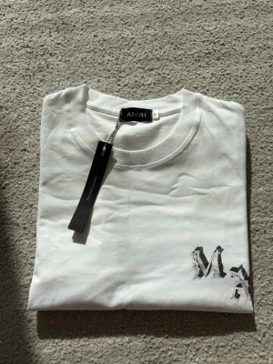 Vit t-shirt med tryck - Säljer en clean vit t-shirt med tryck på bröstet och ryggen. Väldig bra skick och perfekt för sommaren.  M men passar S!! Hör av er vid frågor. Pris går att diskutera.