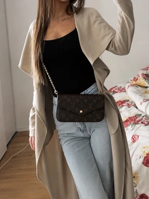 Beige trenchcoat med draperad krage - XS Stilren beige trenchcoat med draperad krage och öppen front. Lång modell som ger en snygg siluett och passar perfekt till jeans eller klänning. Tillverkad i ett mjukt, lätt material som faller fint. Inga synliga knappar eller bälte för en clean look. XS