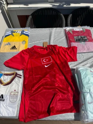 Turkiet VM2026 - Turkiet hemmatröja VM2026.                                              1 för 300kr 2 för 500kr 3 för 600kr.                                  Storlekar small, medium och large 