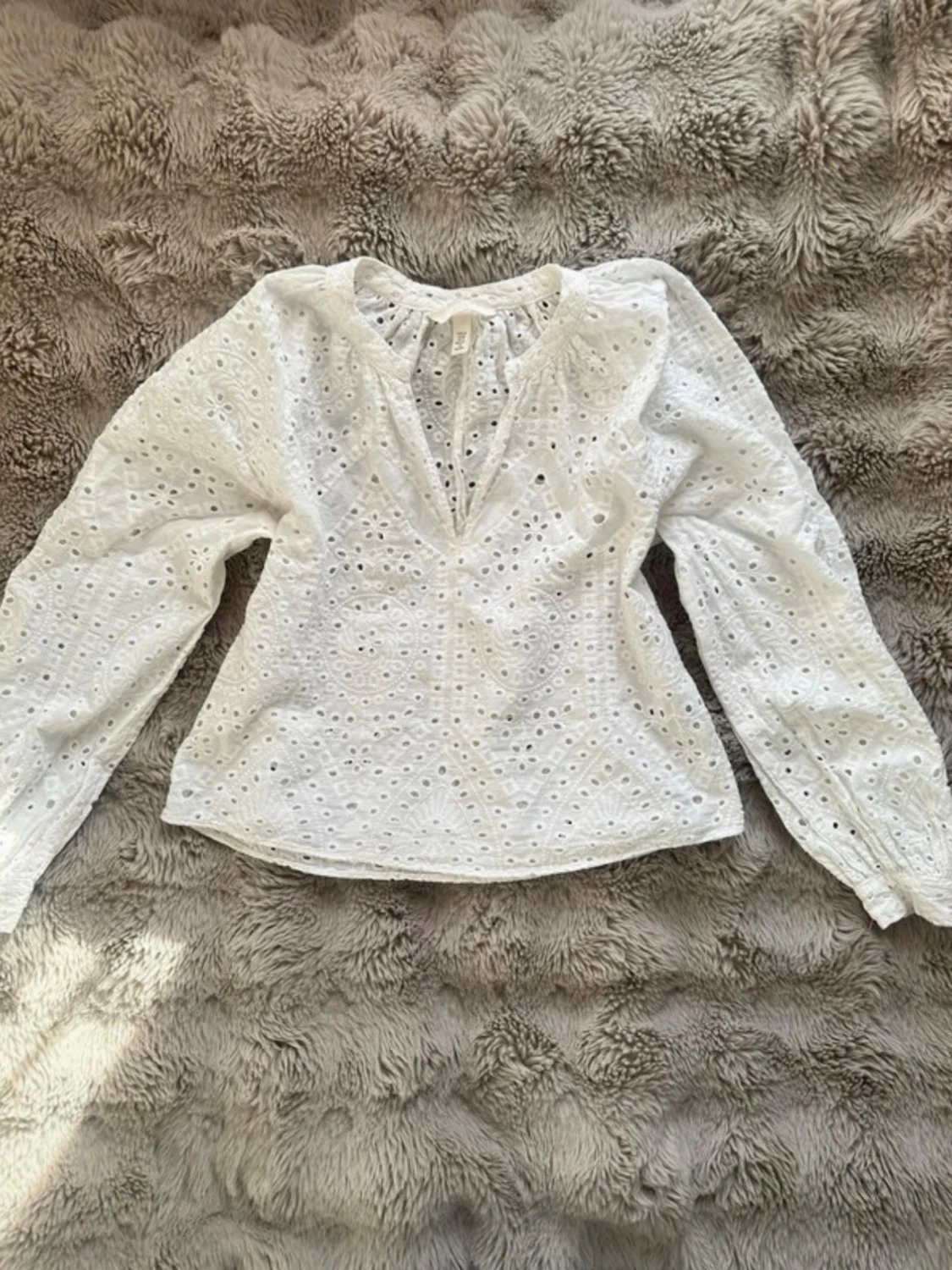 Vit broderad blus med v-ringning - 1