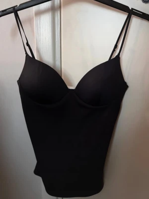 Zara topp - Snygg svart topp från Zara, aldrig använd  