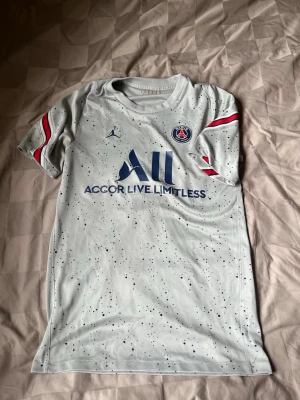 PSG vit matchtröja med blå detaljer - Säljer en vit PSG tröja, pris kan diskuteras 