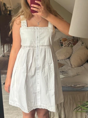 Söt sommarklänning - Supersöt vit kortklänning, helt oanvänd med lappen kvar. Storlek 38, säljer då den är lite för stor på mig. Perfekt som studentklänning, till stranden eller sommarens alla tillfällen!❤️