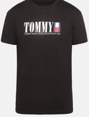 Svart Tommy Jeans t-shirt - Ny Tommy Hilfiger/Tommy Jeans T-shirt – XL  ✨ Helt ny och oanvänd med etikett kvar!  👕 Stilren svart T-shirt från Tommy Jeans med klassisk logotyp framtill. 📏 Storlek: XL 💰 Pris: 450 kr  ✅ Nytt skick – aldrig använd ✅ Bekväm passform ✅ Perfekt till vardag eller sommar