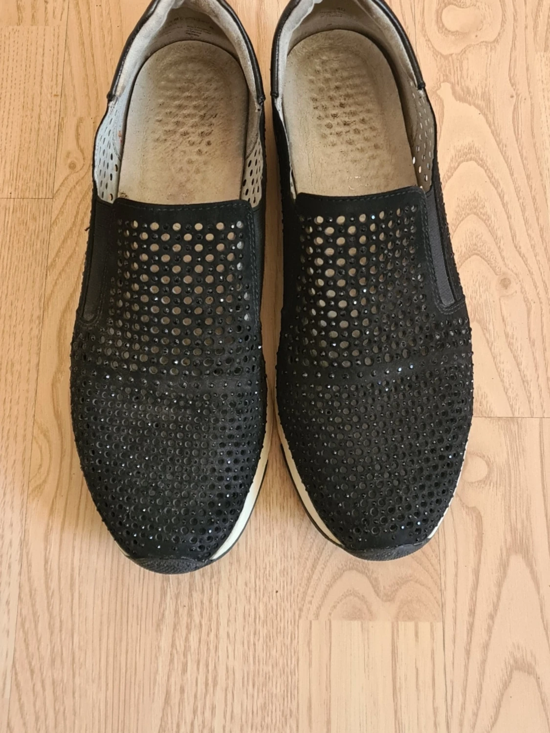 Svarta loafers med hålmönster - 1