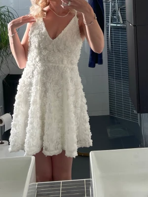 Ida Sjöstedt Charlie Dress Ivory - Säljer min supersnygga studentklänning från Ida Sjöstedt! Endast använd under halva studentdagen och är därmed helt i nyskick. Banden är uppsydda ca 2 cm men går enkelt att sprätta upp.😍Köpt för 3 800 kr.