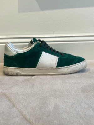 Gröna sneakers från Valentino - Gröna flycrews alla spikar kvar! Minsta jag kan gå är 2700!